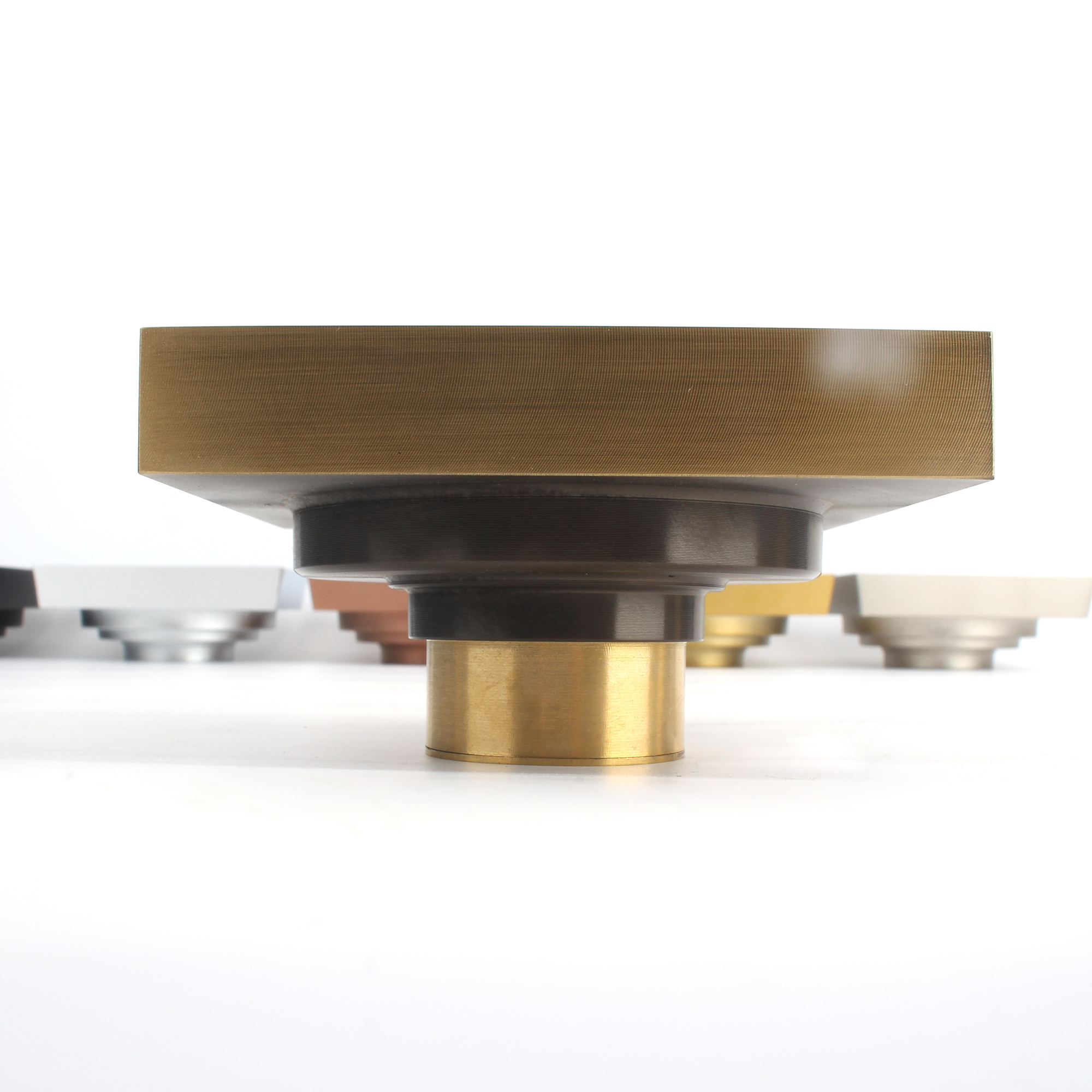 บริษัทล่าสุด คดีเกี่ยวกับ เมื่อทองเหลืองพบกับความมินิมอลลิสต์สีขาวทั้งหมด — สุดยอดเคล็ดลับทองคำขาวเหนือกาลเวลา